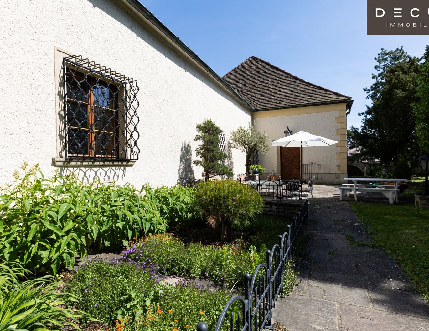 | VIERKANTHOF | HERRENHAUS | BURGÄHNLICHES HISTORISCHES WOHNOBJEKT MIT GARTEN IN ZENTRUMSLAGE |