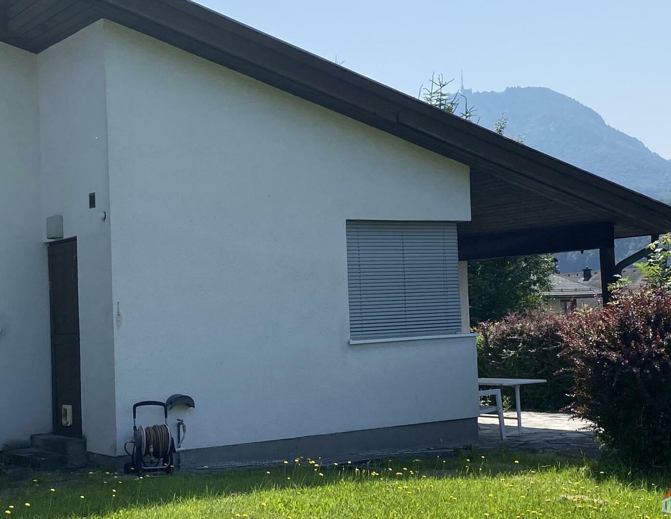 Stilvoller Bungalow in bevorzugter Lage - ganztags Sonne und Panonarama- Bergblick
