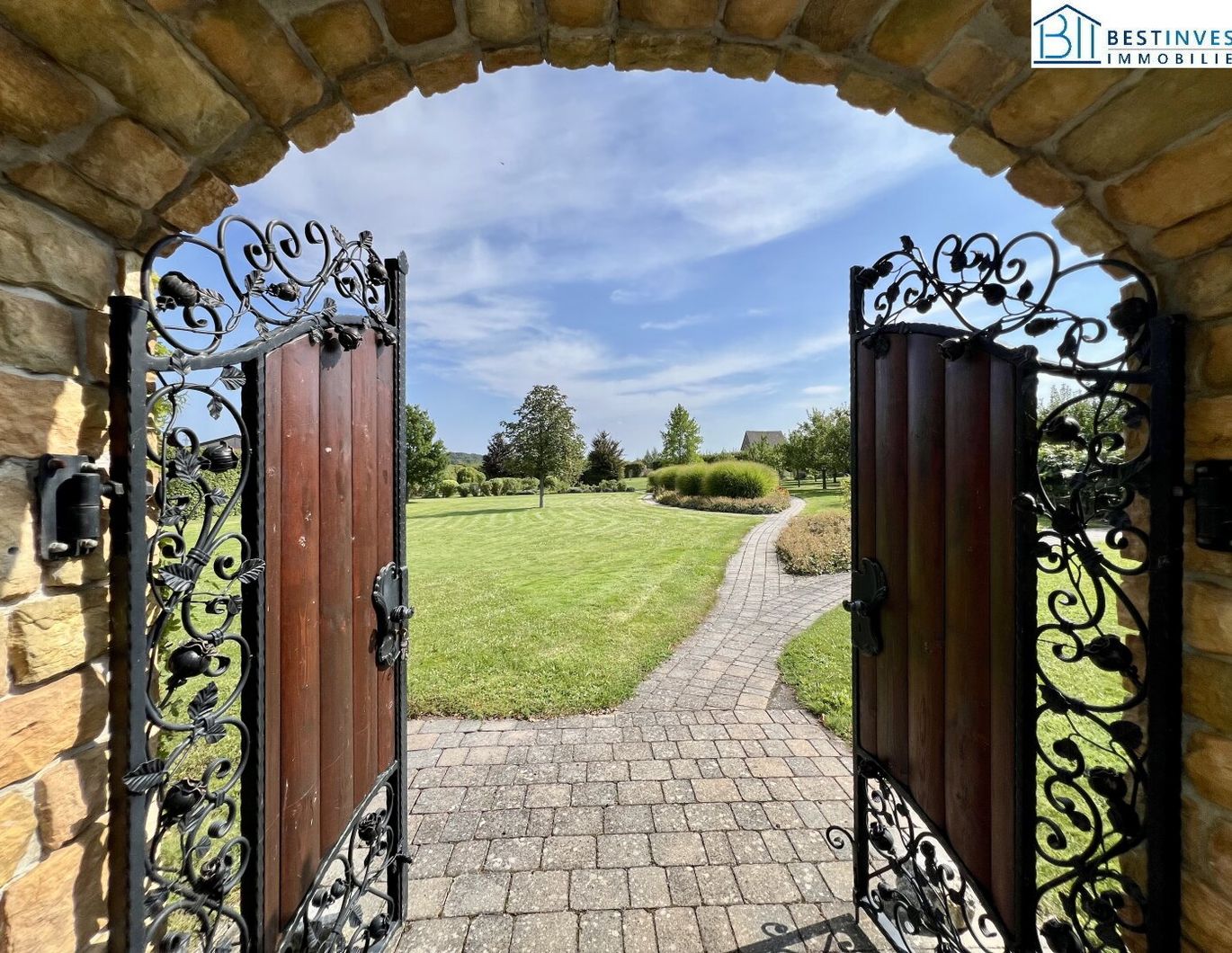 Exklusives Domizil im Landhaus-Chic mit märchenhaften Garten & Pool