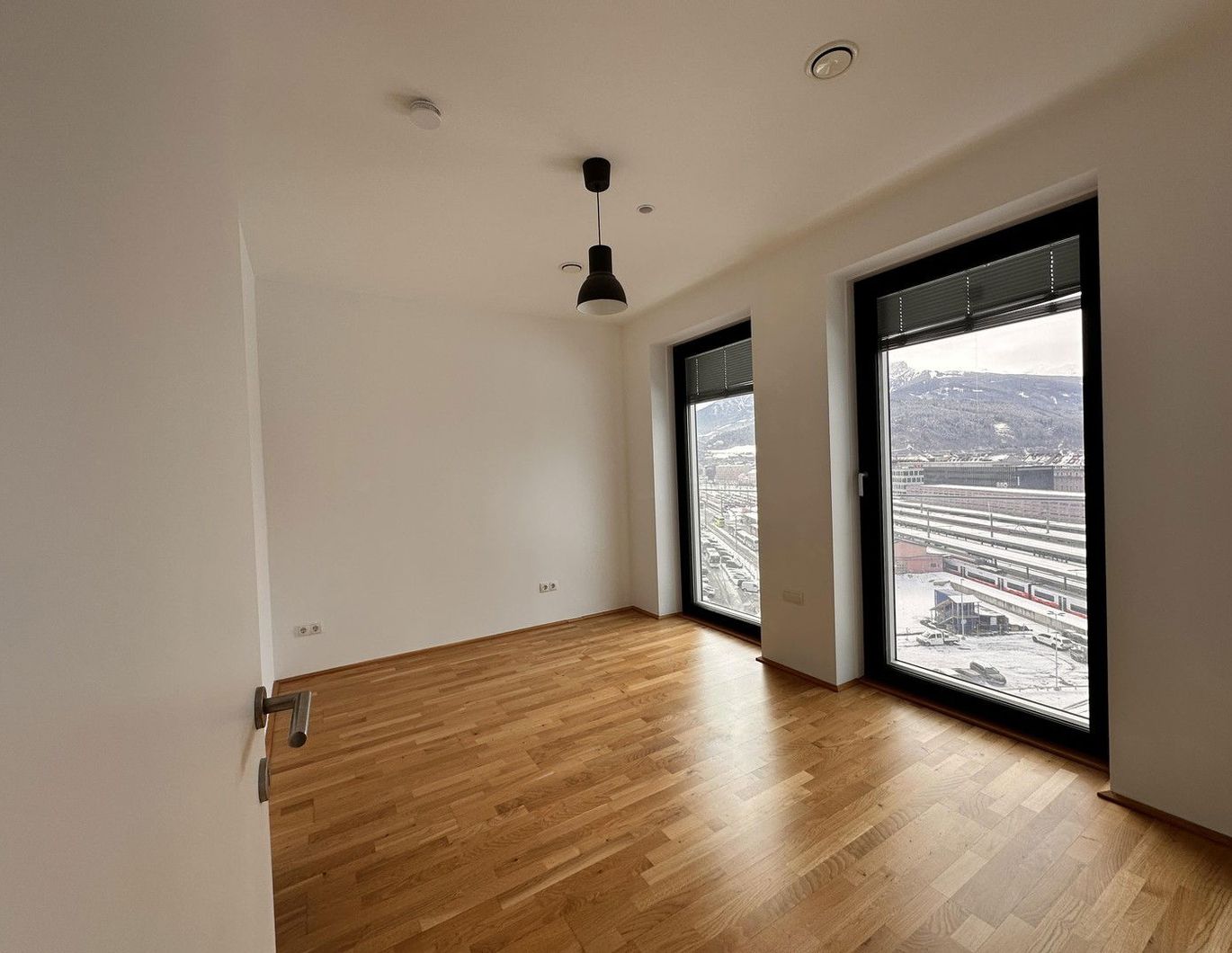 Provisionsfrei: Sonnige, großzügige, moderne 2-Zi.-Whg. mit Blick über Innsbruck. 8 Stock!