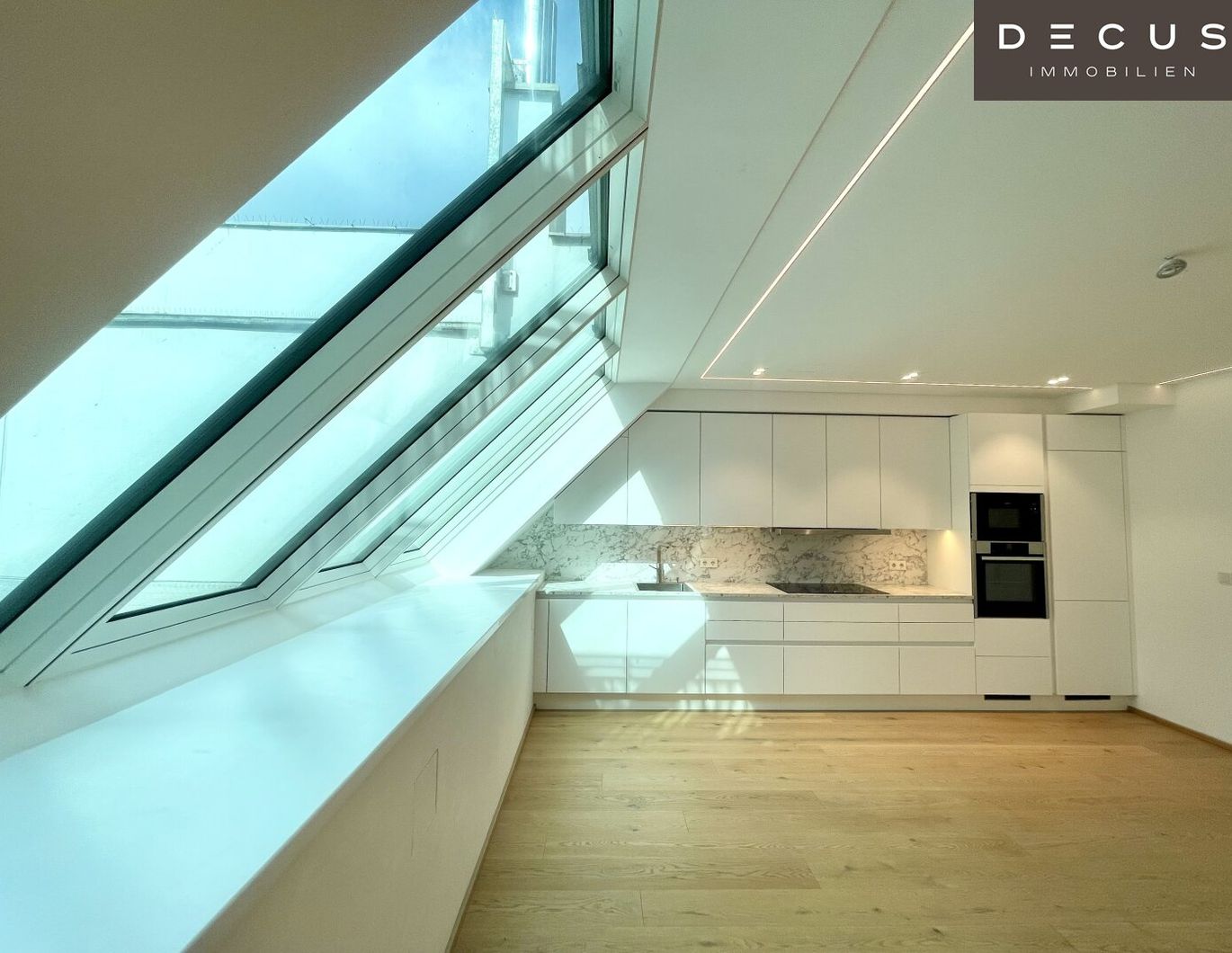 | MODERNE FAMILIENWOHNUNG IM DACHGESCHOSS | EXKLUSIVE ZENTRUMSLAGE | STADTPARK | RUHIGE HOFSEITIGE 12 m2 TERRASSE |