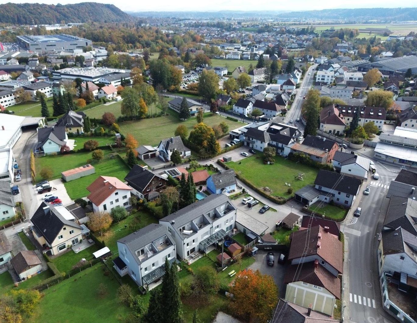 NEUER PREIS! Moderne Reihenhausvilla mit Studio im DG und XXL-Dachterrasse, Carport und KFZ-Abstellplatz in Zentrumsnähe von Vöcklabruck