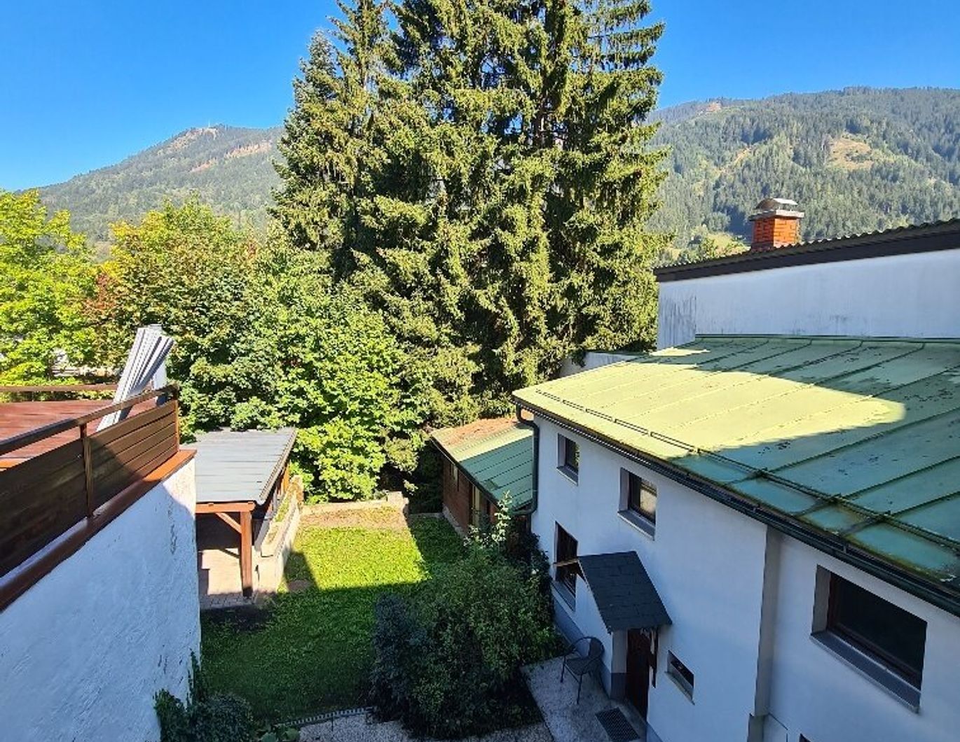Großes Wohnhaus mit Garten, Garage, Doppel-Carport, Einliegerwohnung, 
