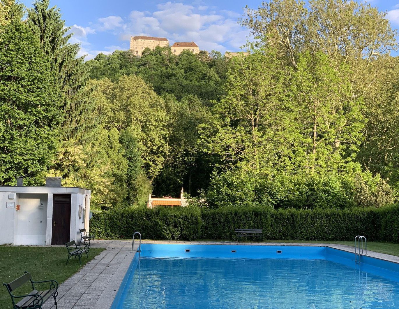 Wohnen im Schlosspark Seebenstein nahe Wien - Mitten im Park mit Pool