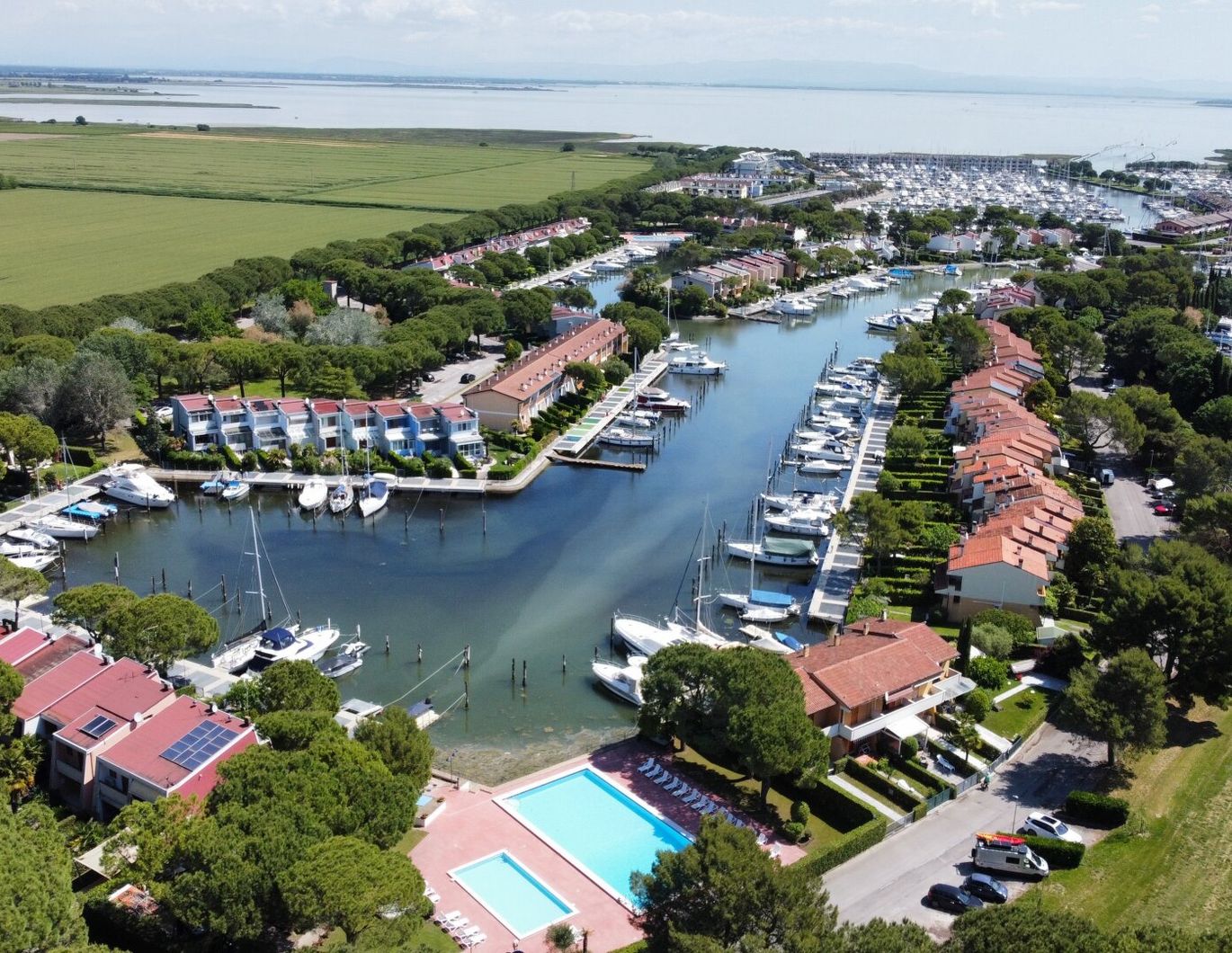 Exklusives Reihenhaus mit direktem Bootsanleger und idyllischem Garten in Lagunenlage