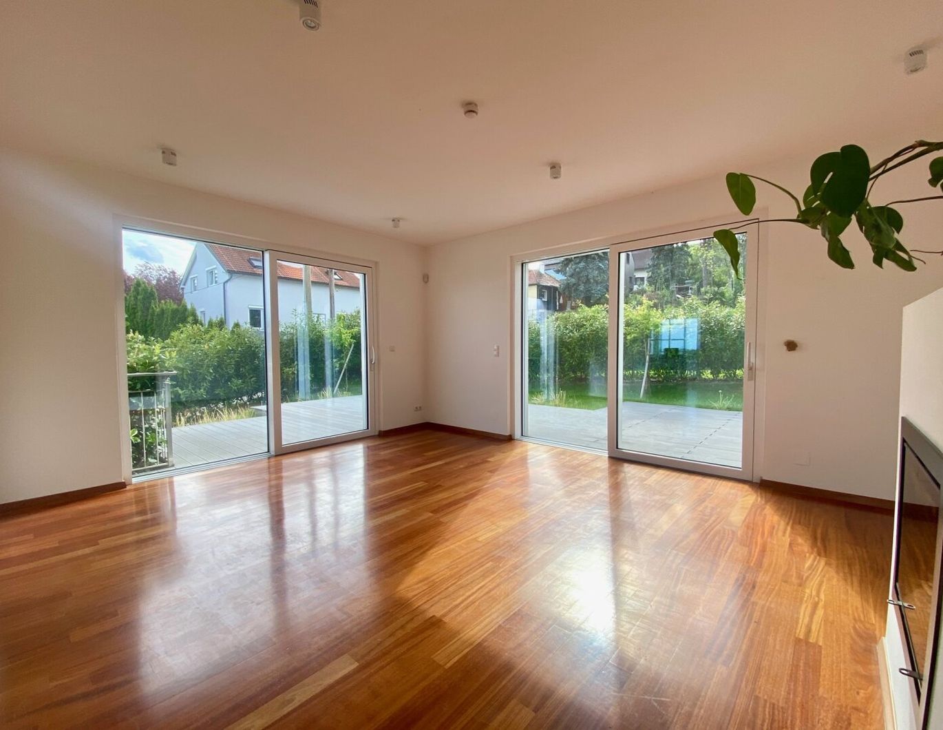 LICHTDURCHFLUTETES FREISTEHENDES HAUS AM HEUBERG MIT GARTEN UND FERNBLICK