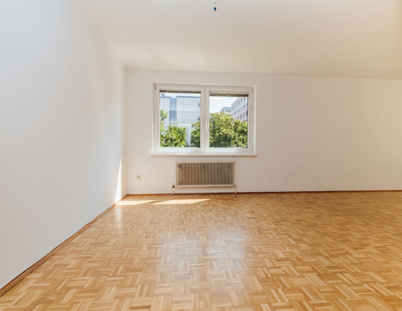 SEHR HELL I LICHTDURCHFLUTET I 2. STOCK MIT LIFT I LOGGIA I INNENSTADT LAGE I SEHR RUHIG I DIREKT AN DER TU GRAZ I PROJEKT WOHNEN I