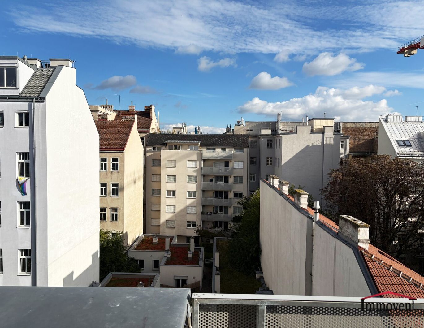 HOFSEITIG - Schöne 4-Zimmerdachgeschosswohnung mit Terrasse und Klimaanlage!