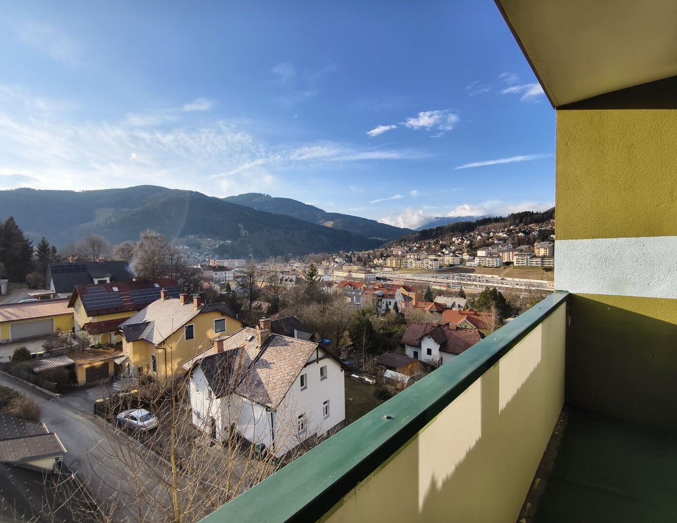 Sonnige 3-Zimmer-Wohnung mit Balkon, Fernblick & Carport - Ruheoase im obersten Stock
