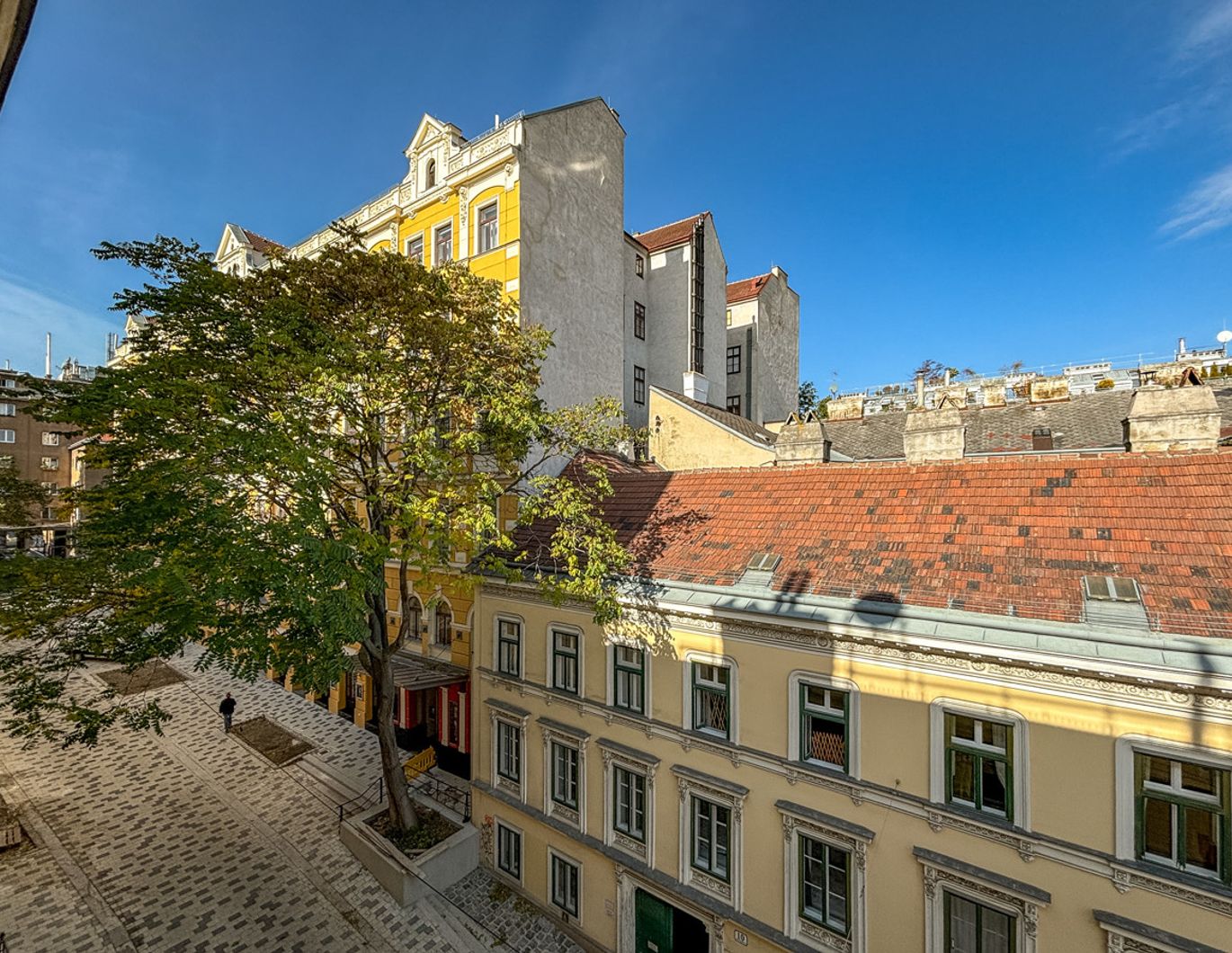 Zentrale Altbauwohnung in Biedermeierhaus nahe Rathaus und Parlament
