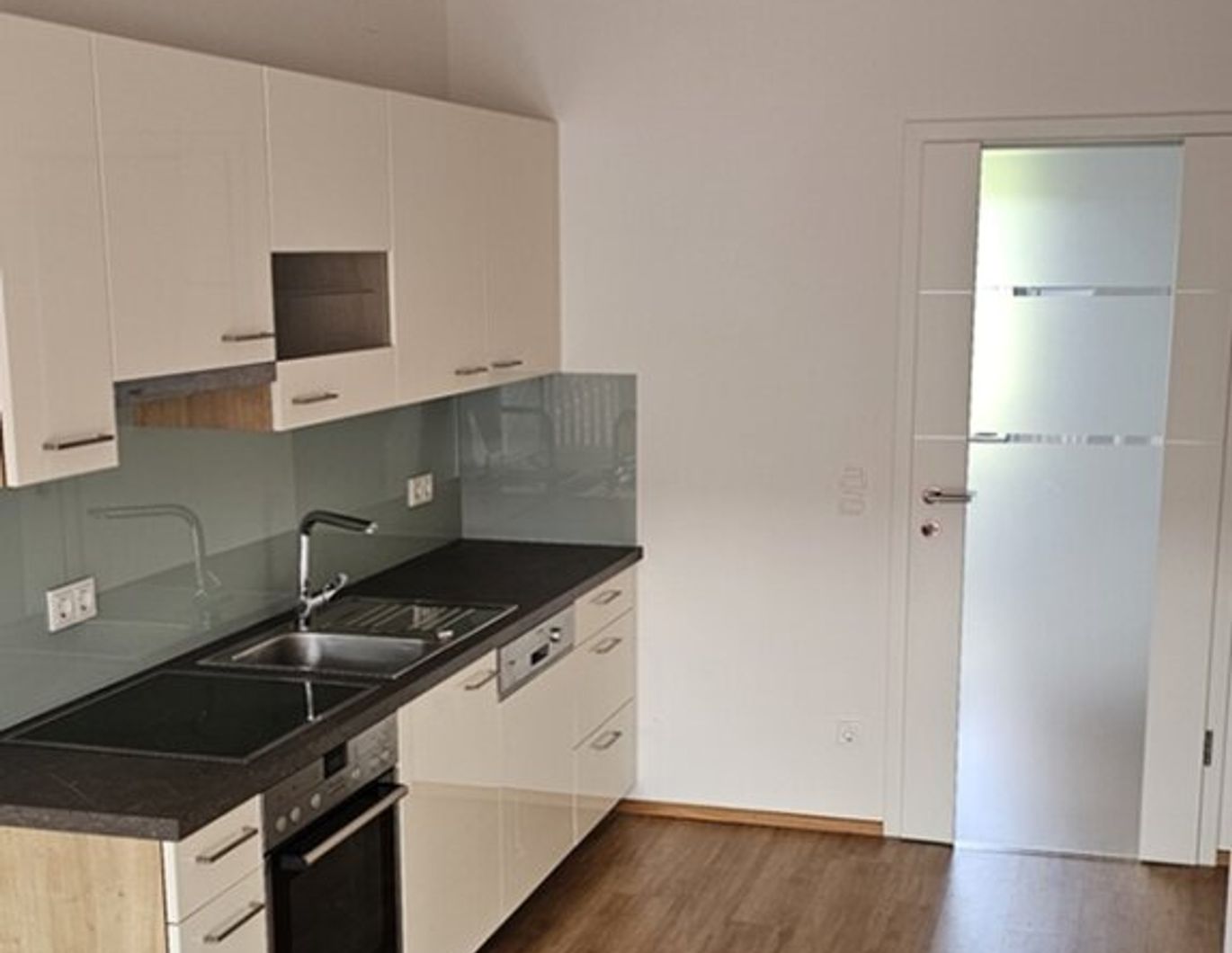 Lichtdurchflutete Singlewohnung nähe Thermenland
