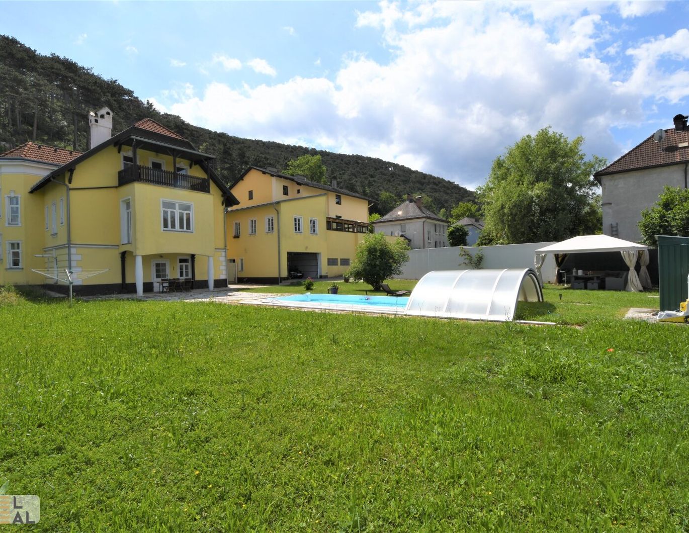 Gepflegter Jugendstilaltbau mit Nebengebäude auf großem Grundstück mit Swimmingpool in Berndorf