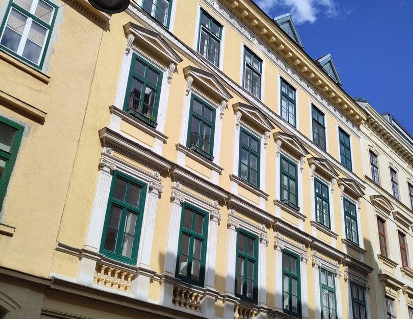 Altbaumaisonette inkl. gesamtem Dachboden und Terrasse. Ruhelage im 6. Ohne Maklergebühr!