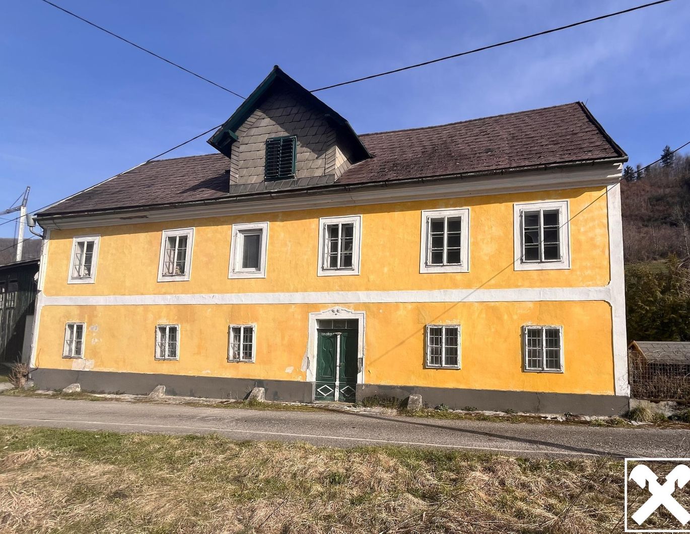 Stark sanierungsbedürftiges Haus