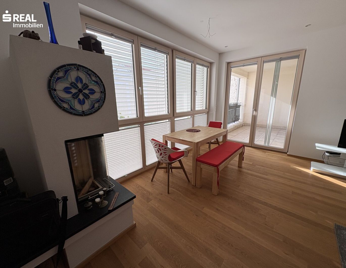 Neuwertige 2-Zimmer-Eigentumswohnung mit Kamin, Loggia und Garage