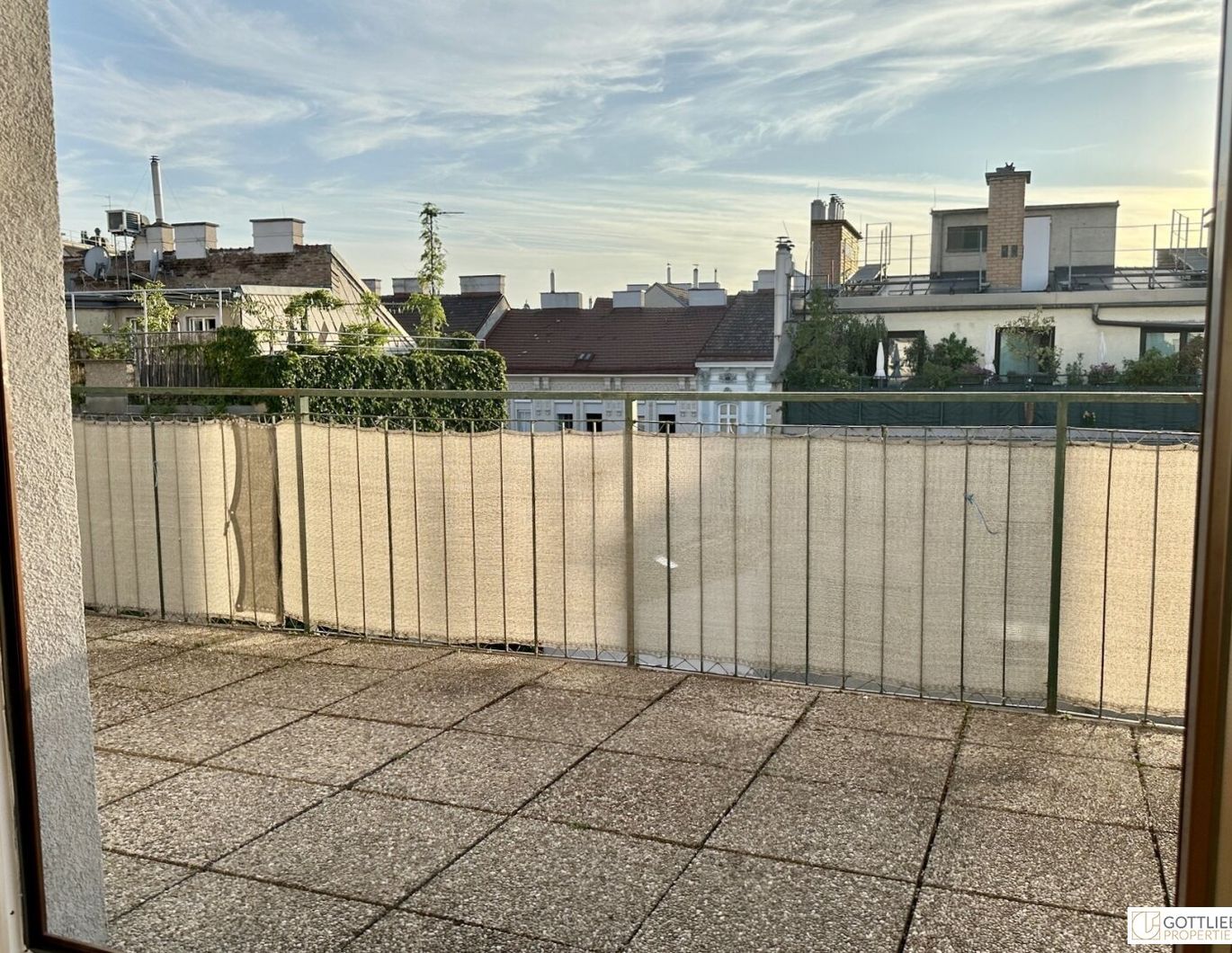 Unbefristet bei Ottakringer Straße! Charmante Studio-Dachgeschoss-Wohnung mit ca. 19 m2 westseitiger Terrasse