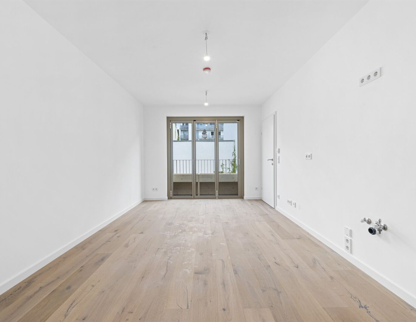 KOMPAKTE 2-ZIMMER WOHNUNG MIT NORD-GESIMSE UND BLUMENTRÖGEN