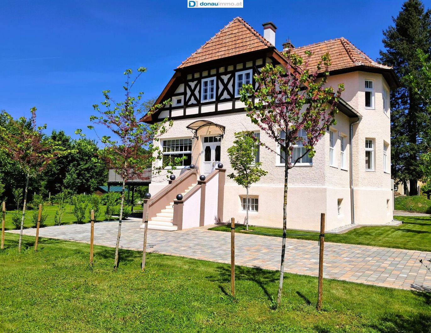 Modernisierte Prachtvilla mit traumhaften Garten und Blick auf die Burg Seebenstein - Preis auf Anfrage
