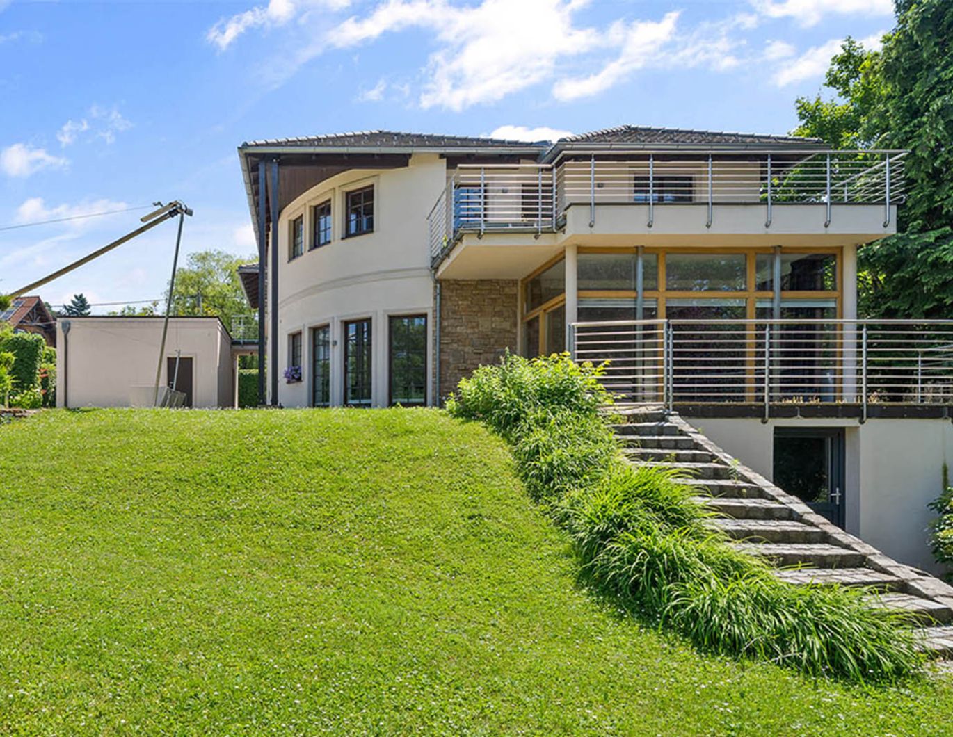 Villa zum Verlieben! Großzügiges Wohnerlebnis und architektonische Raffinesse