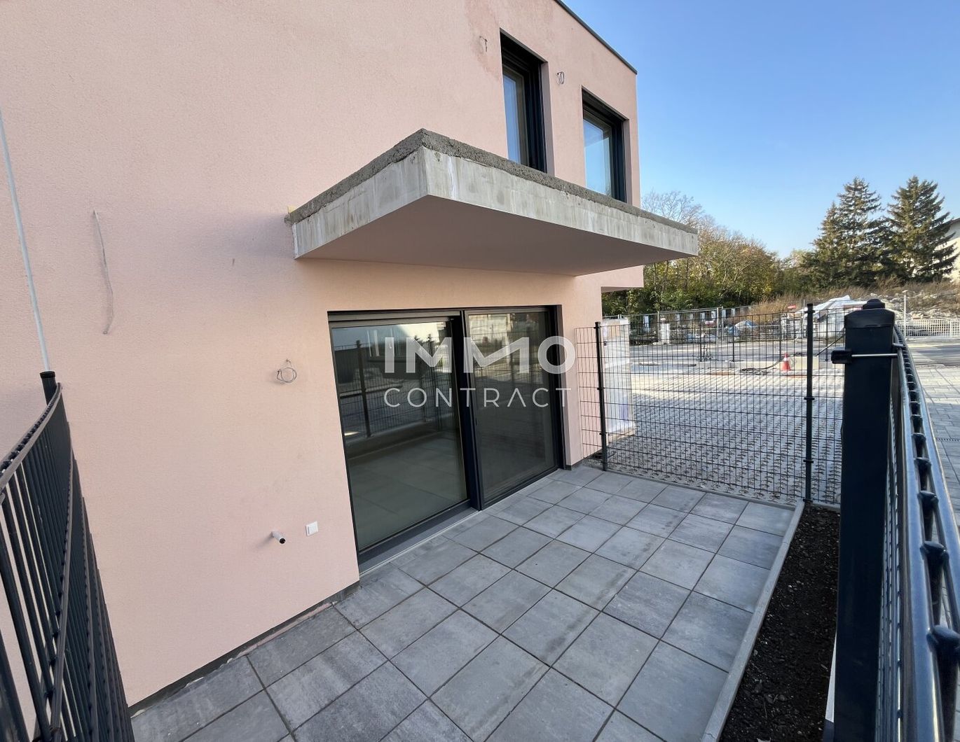 Ein Haus mit Blick zur Burg Kreuzenstein