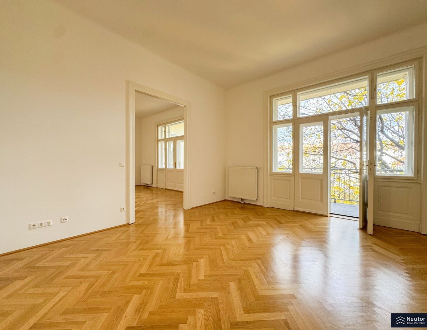 WOHNJUWEL IN BESTER LAGE DES 8. BEZIRKS - STILVOLLE ALTBAUWOHNUNG MIT GROßEM BALKON - NÄHE PIARISTENKIRCHE