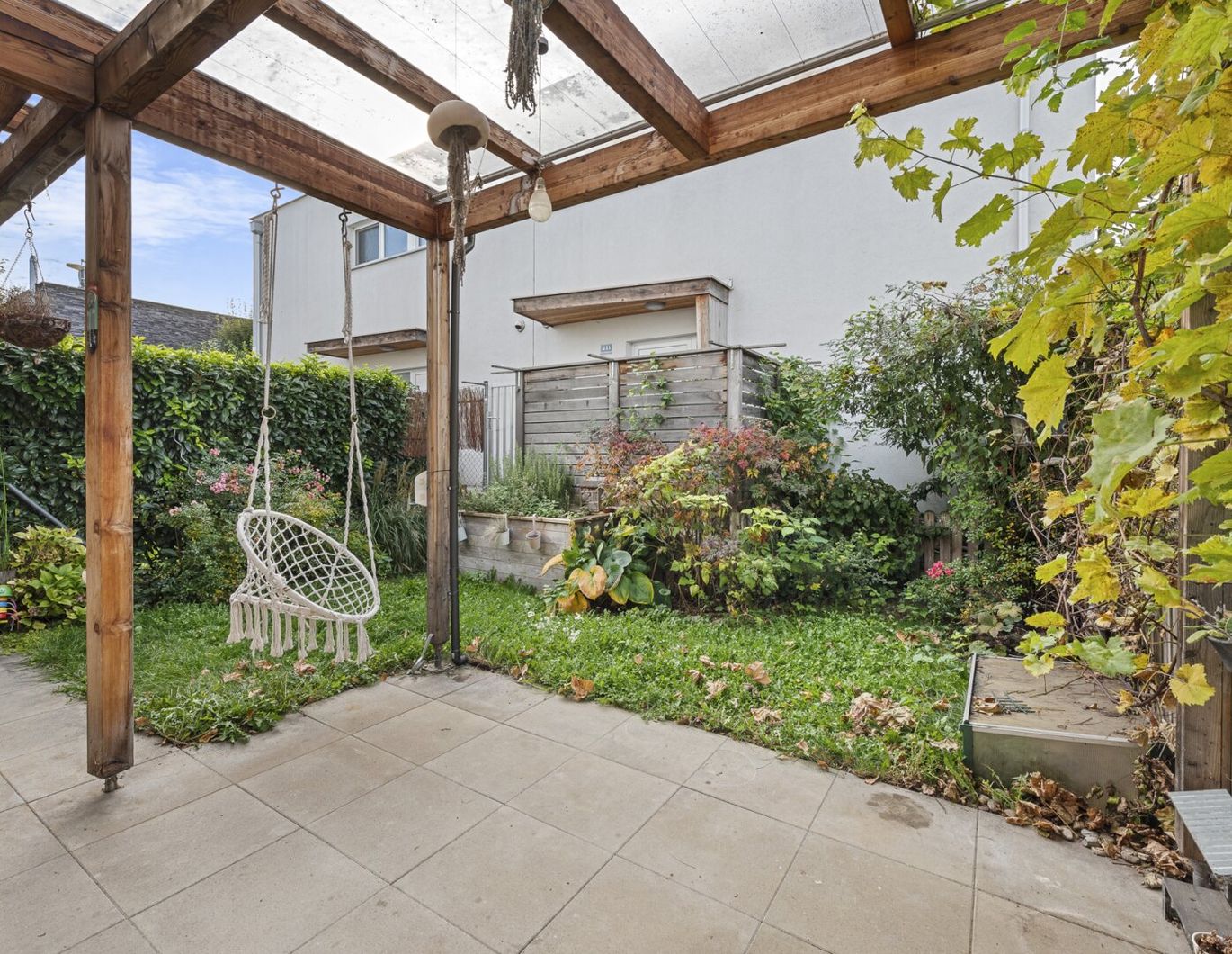 Entzückendes Reihenhaus in Toplage! Lichtdurchflutete 3 Zimmer | Garten mit Terrasse und Pergola | Teilunterkellert | Carport