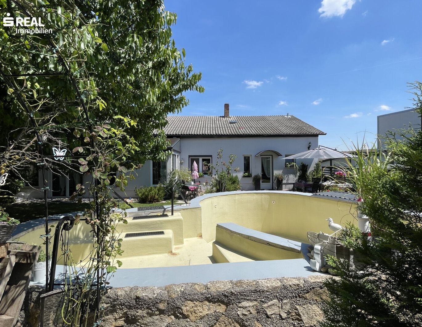 Viel Raum zum Leben - flexibel nutzbares Wohnimmobilie mit Gartenhaus, Pool und Garage in Kittsee