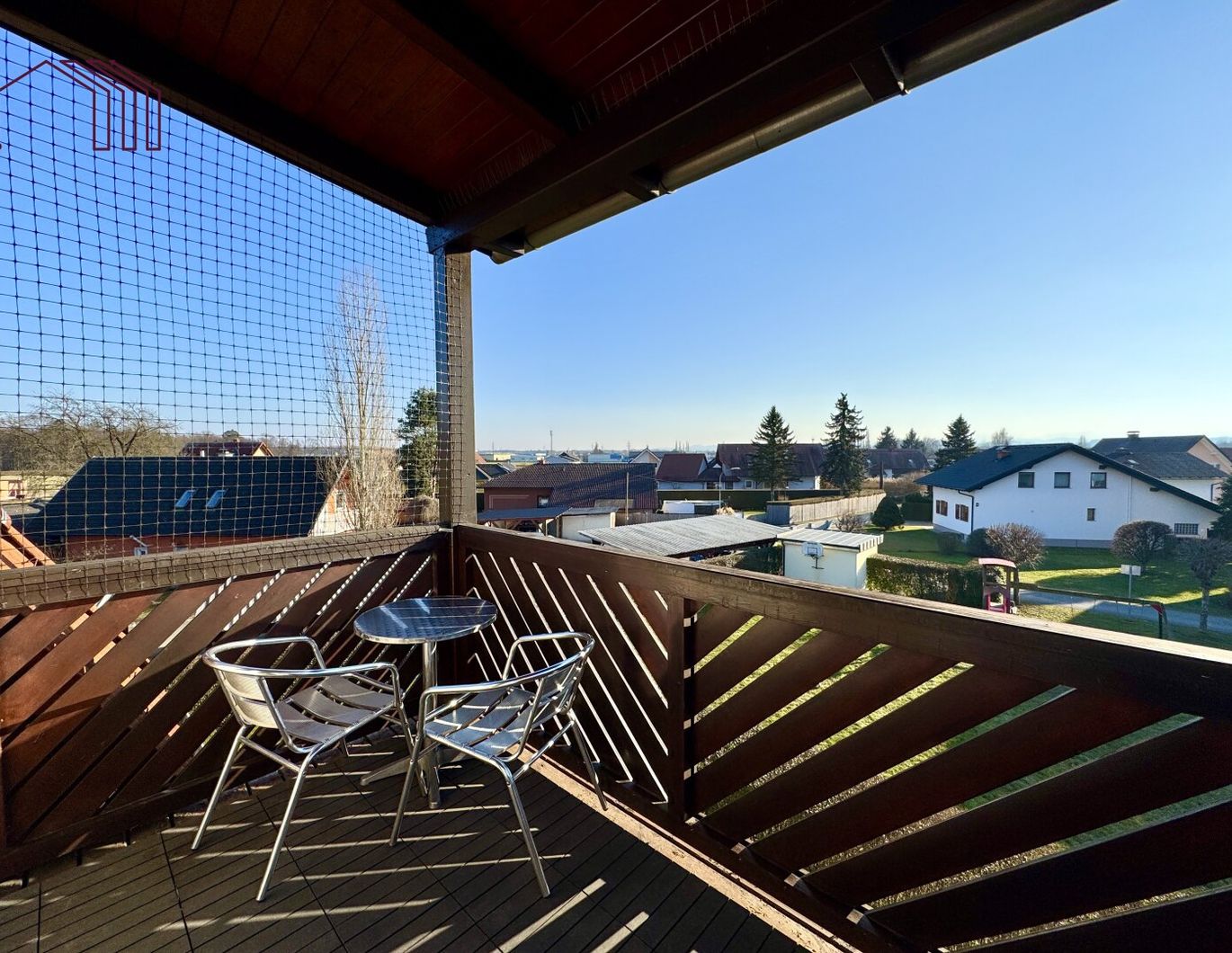SONNIG & RUHIG: Geräumige 2-Zimmer-Wohnung mit überdachtem Balkon und Carport