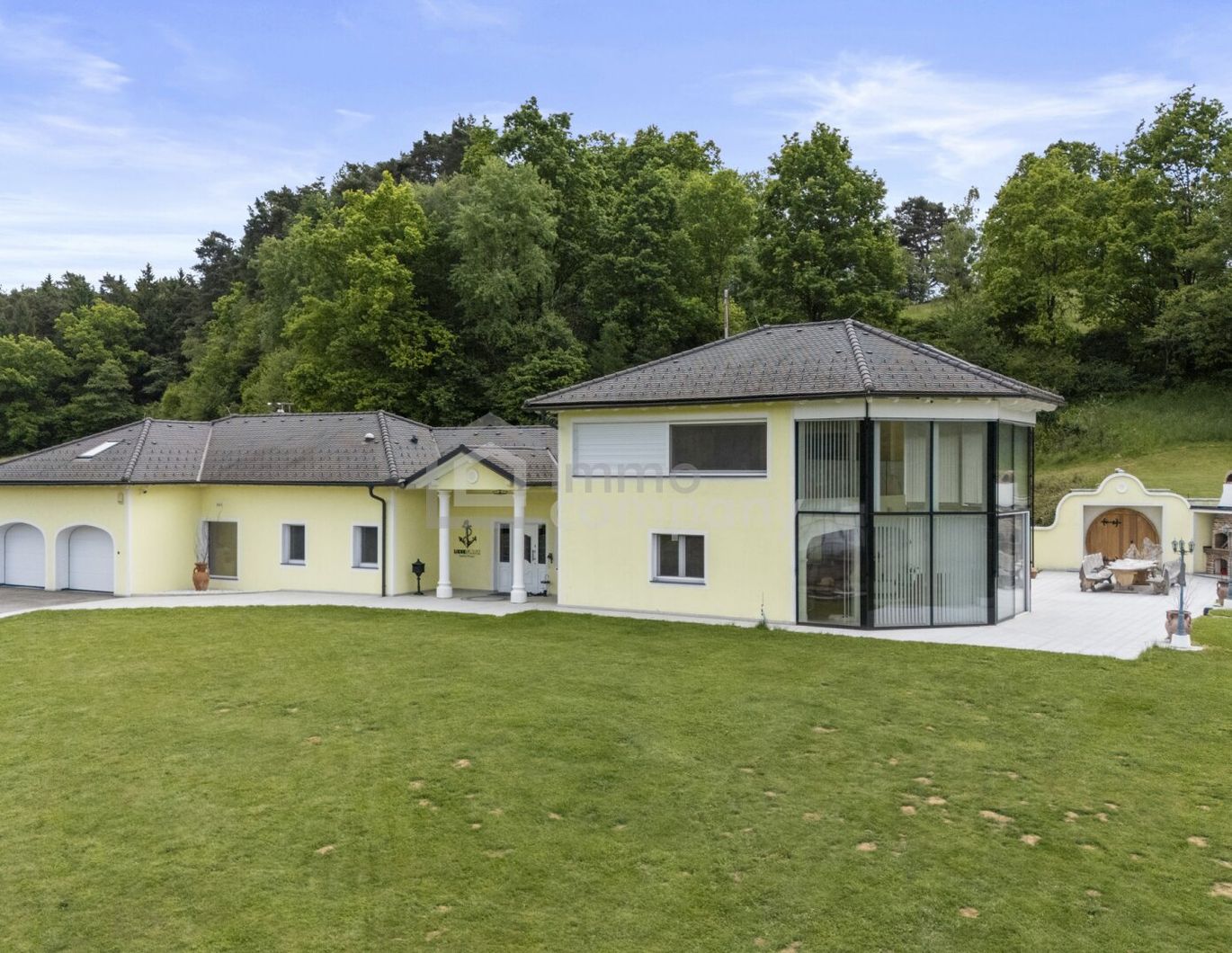 Exklusives Wohnparadies in traumhafter Alleinlage Mit Gästehaus, Halle, Weinkeller & weiteren Highlights - auf ca. 62.000 m² Grundstück, davon 10.000 m² Bauland!