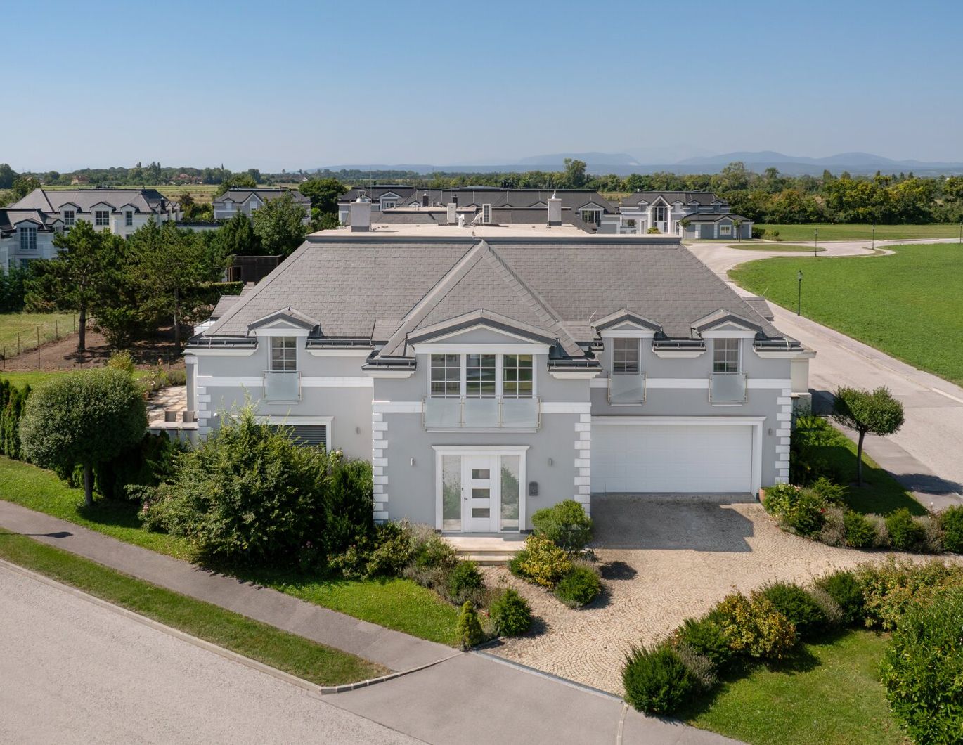 VILLA mit Innenpool und Weinkeller im Golfclub Fontana