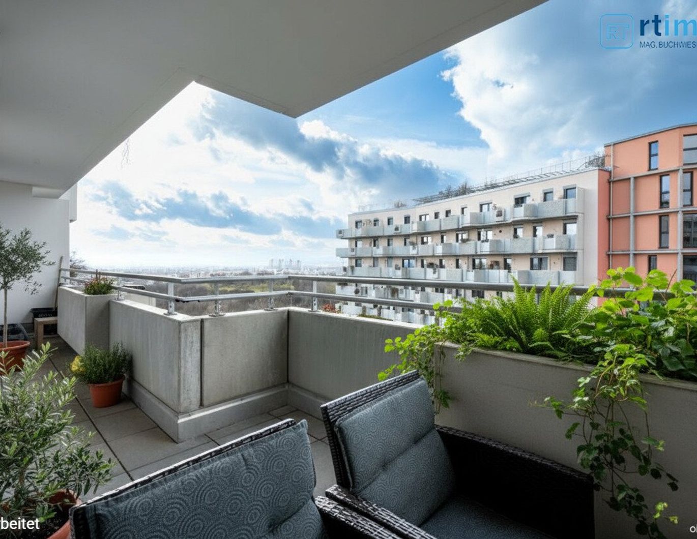 VORFREUDE AUFDEN NÄCHSTEN SOMMER: NEUWERTIGE 3 ZIMMERBALKONWOHNUNG mit TERRASSE UND POOL AM DACH des HAUSES