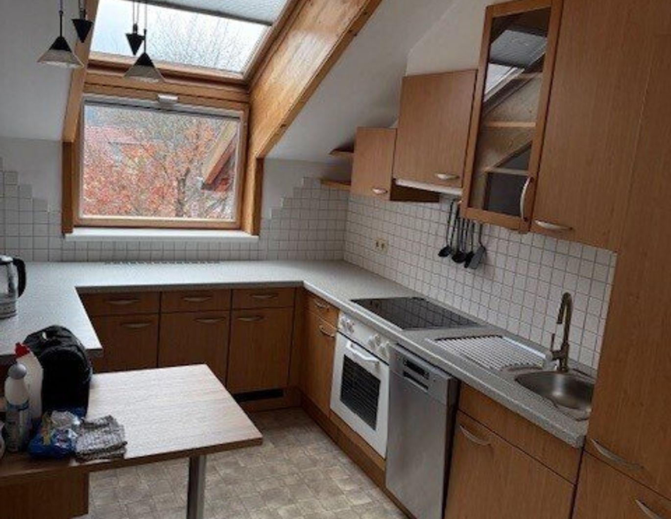 Attraktive 2-Zimmer-Dachgeschosswohnung mit Loggia und separater Küche in Attnang-Puchheim! Eigener Garage und Keller vorhanden! Ab 01.12.2025 frei!