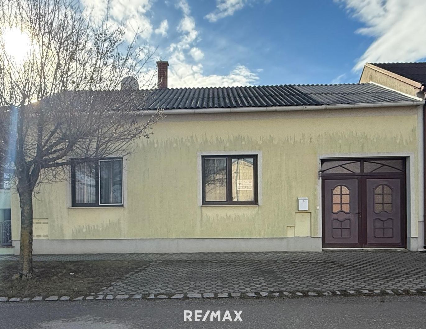 Einfamilienhaus mit Nebengebäude und Garten