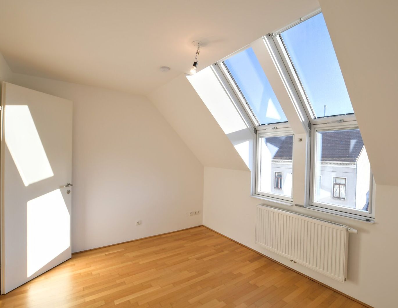 2-Zimmer-Wohnung im Dachgeschoß mit kleinem Balkon & Klimaanlage