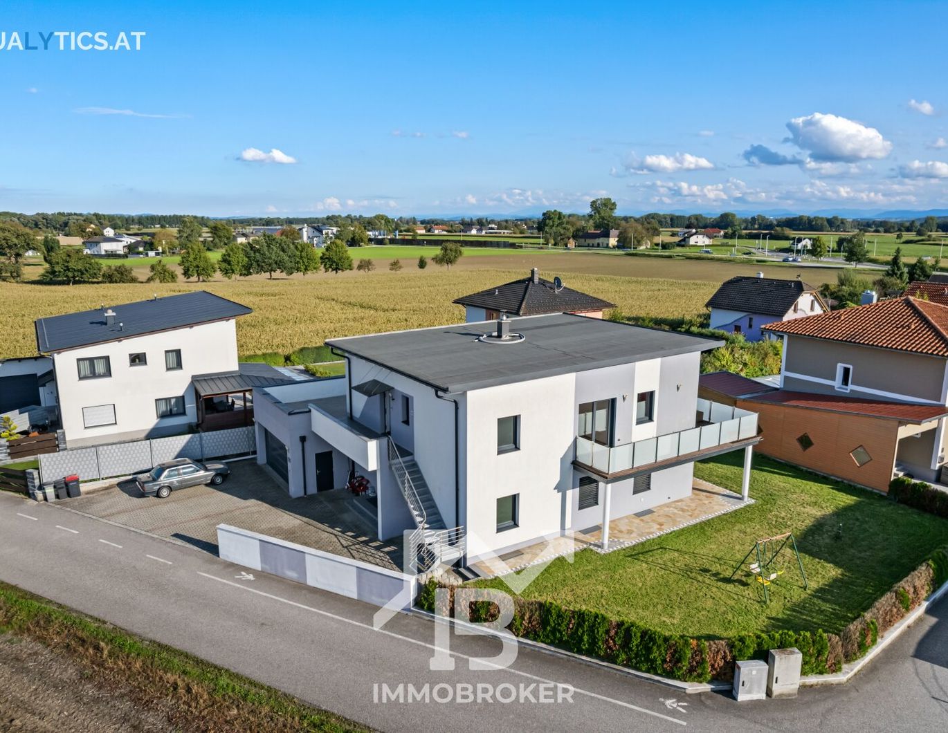 großzügige 3-Zimmer-Wohnung mit Dachterrasse und Garten!