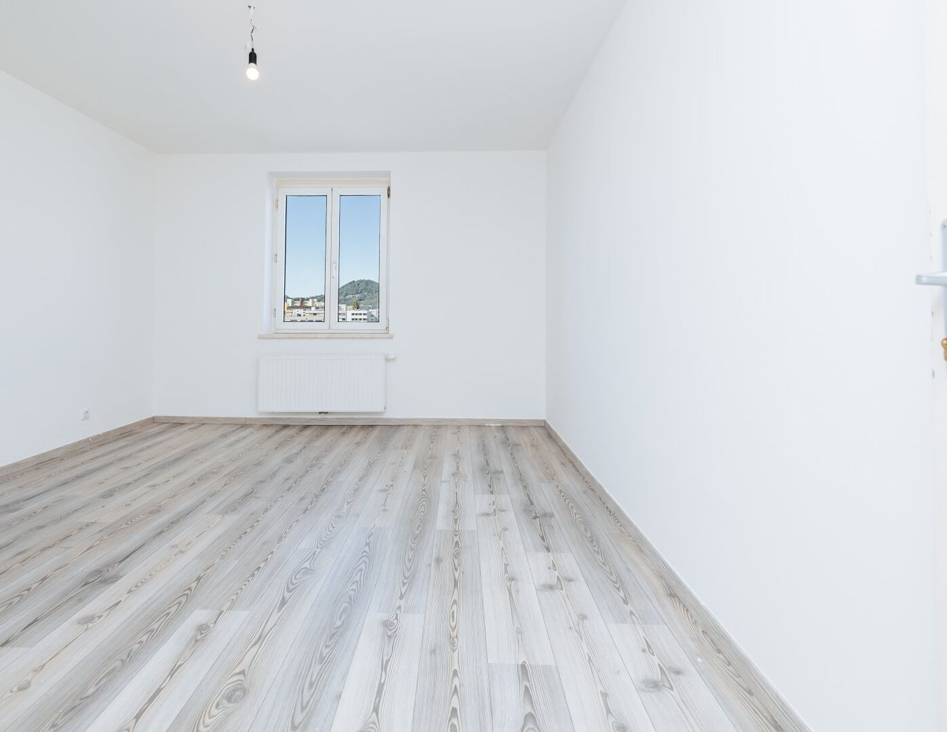 HIGHLIGHT I OBERSTE ETAGE MIT LIFT I MODERNISIERT I KOMFORT-DUSCHE I DESIGN-KÜCHE INKLUSIVE I ZENTRAL & BAHNHOFNAH I HAUSTIER-TAUGLICH I MODERNES WOHNGEFÜHL I OPTIMALE RAUMNUTZUNG I PROJEKT WOHNEN