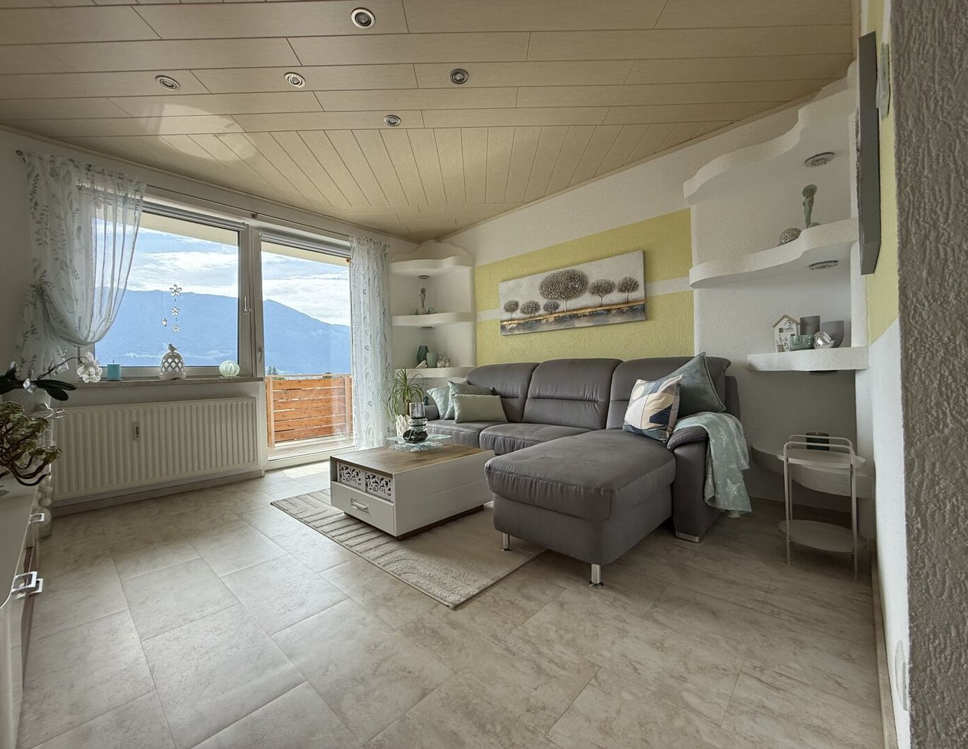 Helle Eigentumswohnung mit hochwertiger Ausstattung, südseitige Loggia, Garage