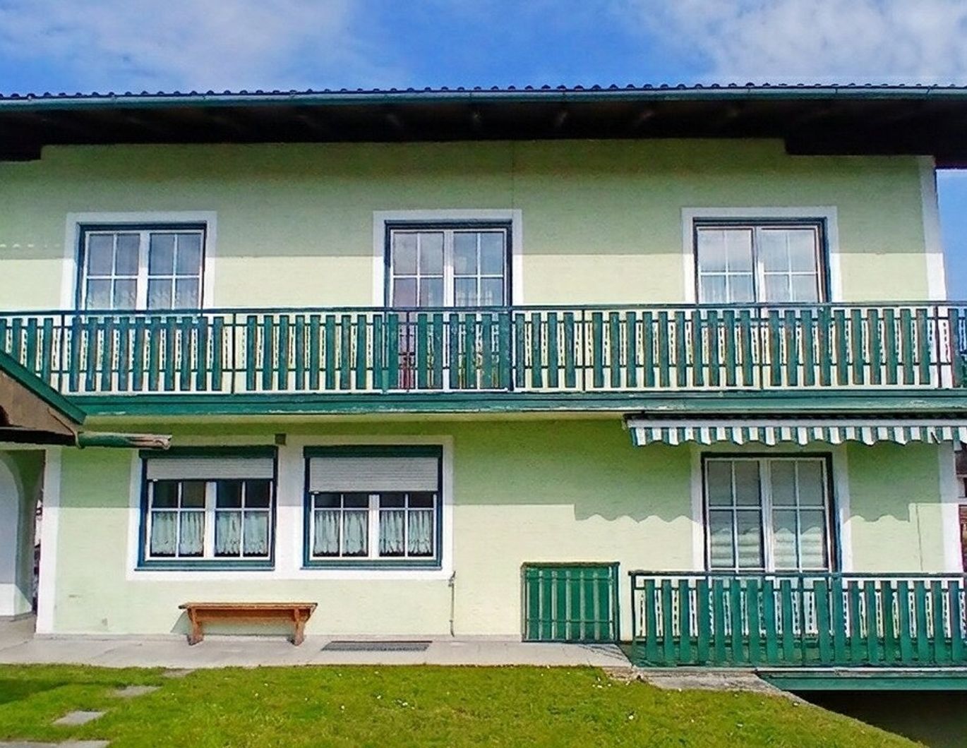 Großzügiges Zweifamilienhaus in Seekirchen am Wallersee - Ihr neues Zuhause mit schönen Ausblicken, großem Garten, Balkon, Doppelgarage und Gartenlaube - vielseitig auf mehreren Ebenen nutzbar!