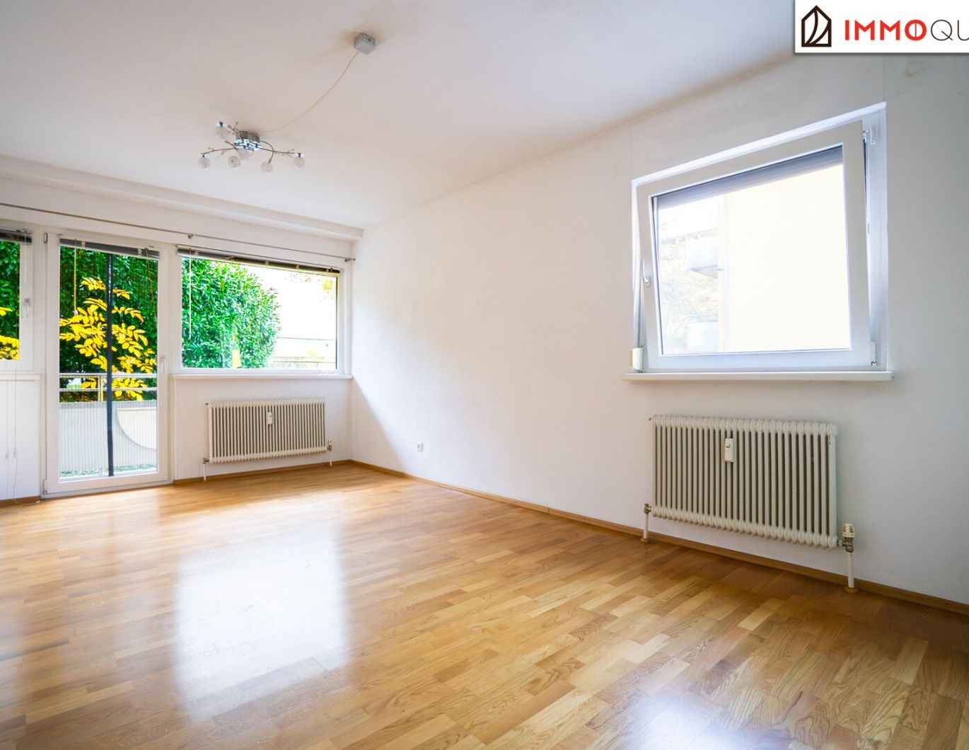 Grünblick trifft Stadtflair - Rückzugsort in bester Lage von Salzburg inkl. Garage! Lichtdurchflutete 2-Zimmer-Wohnung mit Loggia, hochwertigem Parkett und eigener Garage - ruhig, sonnig, zentral.