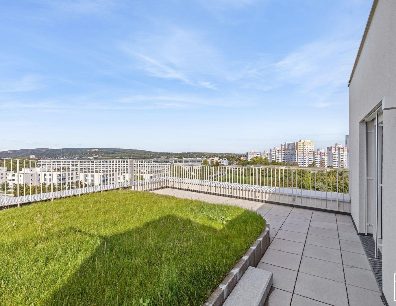 LICHTDURCHFLUTETER 3-ZIMMER-ERSTBEZUG IM DACHGESCHOSS MIT TRAUMHAFTEM DACHGARTEN - PROVISIONSFREI!