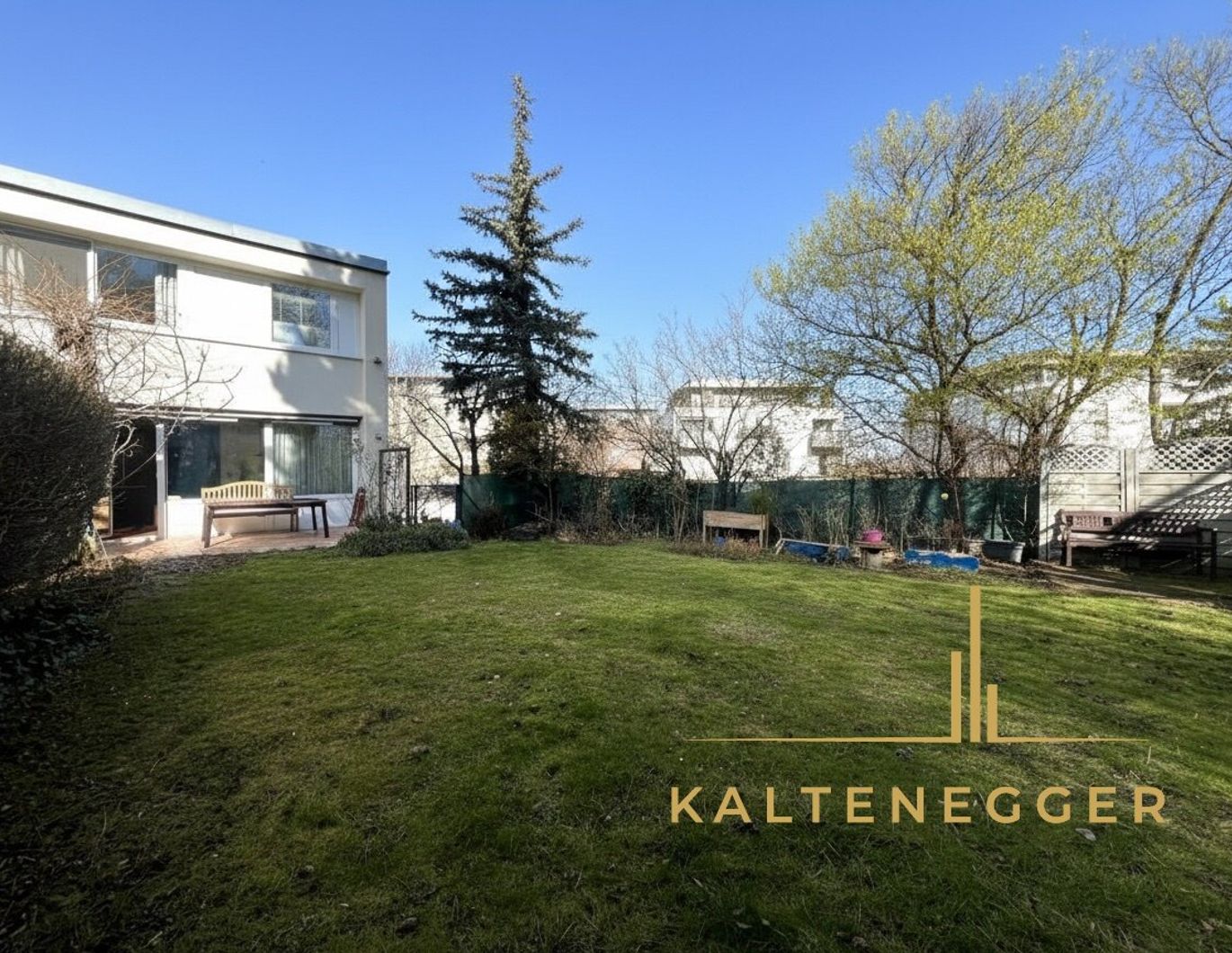 Eckreihenhaus mit großem Garten in bester Lage