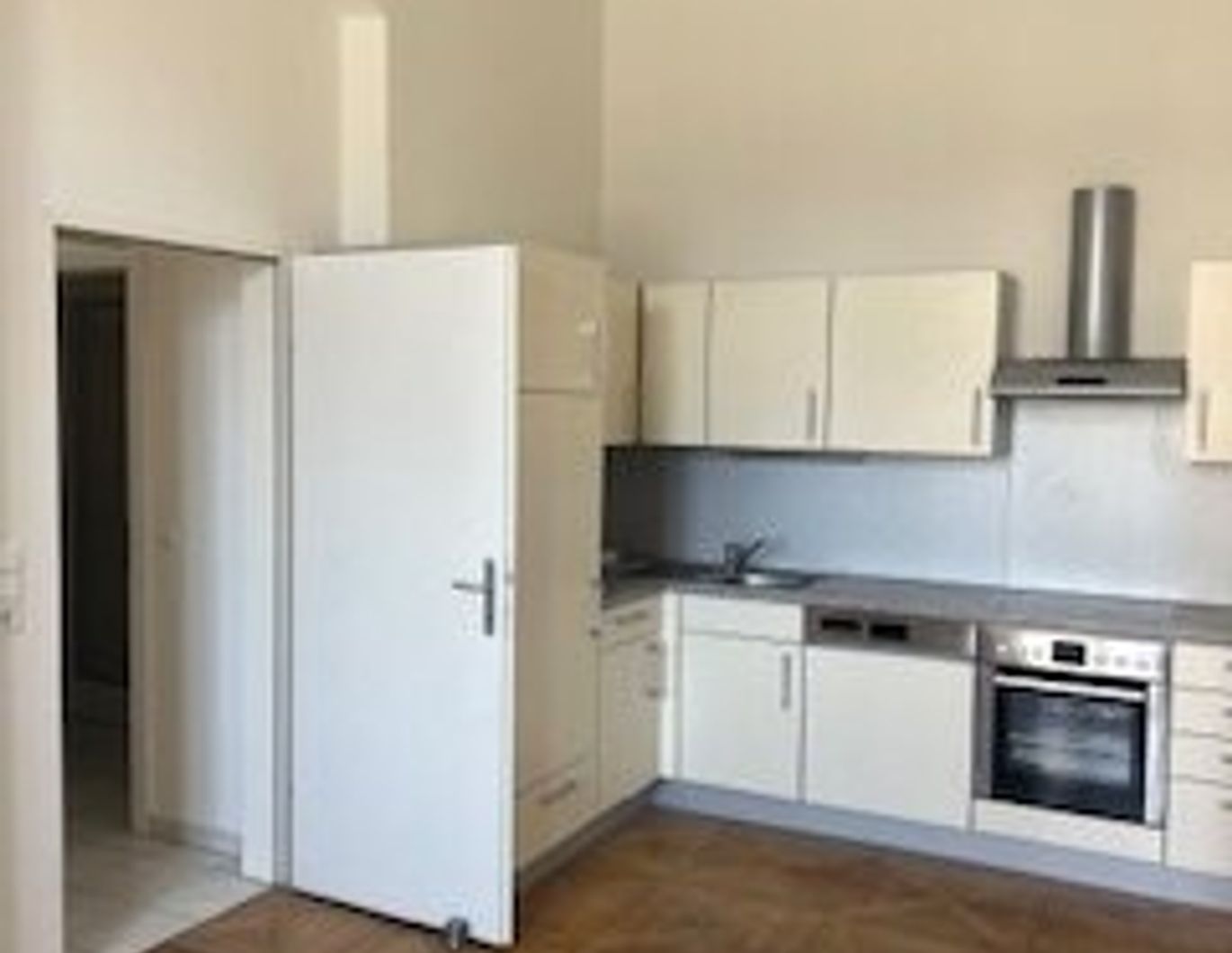 Schöne gepflegte 2-Zimmer Altbau-Wohnung in bester Lage- Ihr neues Zuhause auf 57,46 m², zentral, lichtdurchflutet, gute Ausstattung, UNI-Nähe