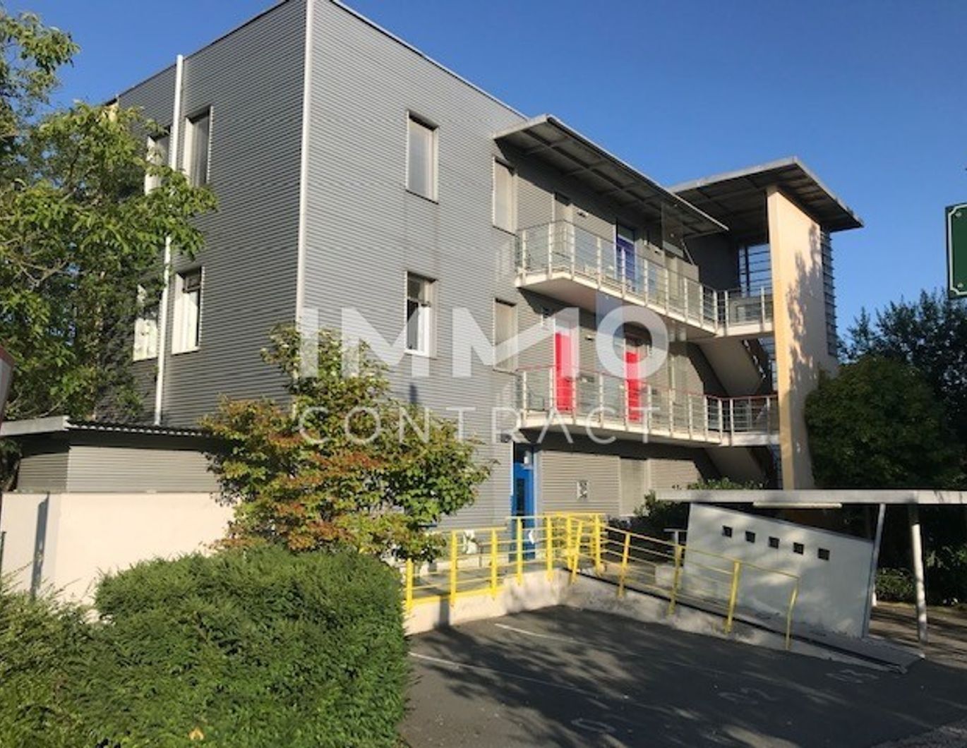 WALTENDORF- SONNENHANG: SCHÖNE HELLE MODERNE 2 ZIMMERWOHNUNG MIT WESTBALKON UND CARPORT