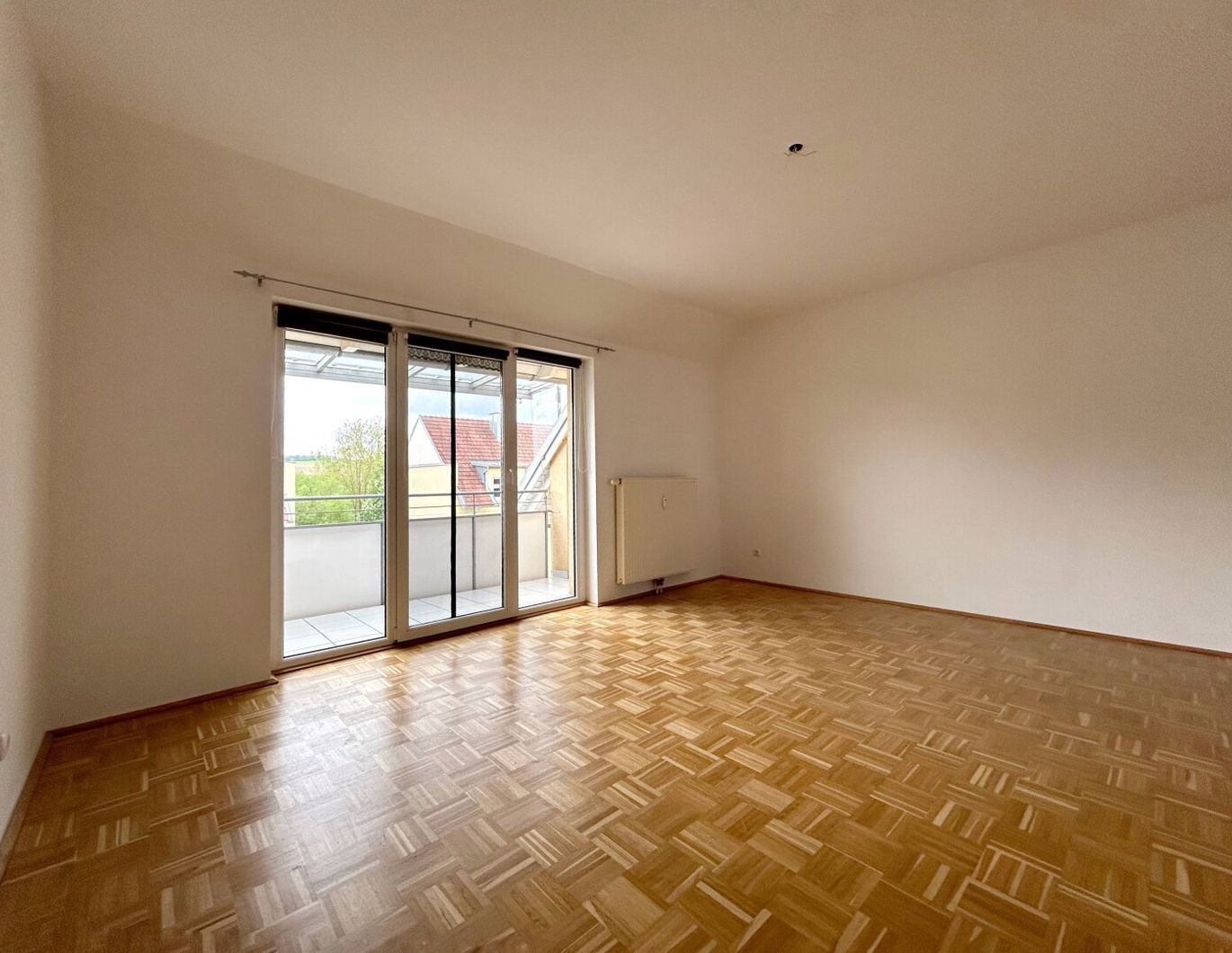 WOHNEN IM GRÜNEN - 3 ZIMMER WOHNUNG MIT BALKON UND PARKPLATZ