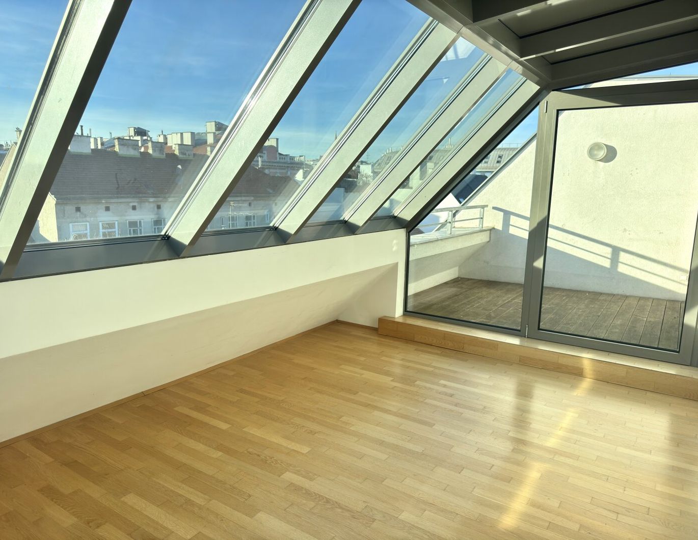 Lichtdurchflutete Dachgeschosswohnung mit Galerie und Blick über die Stadt - Nahe Mariahilfer Straße & Westbahnhof