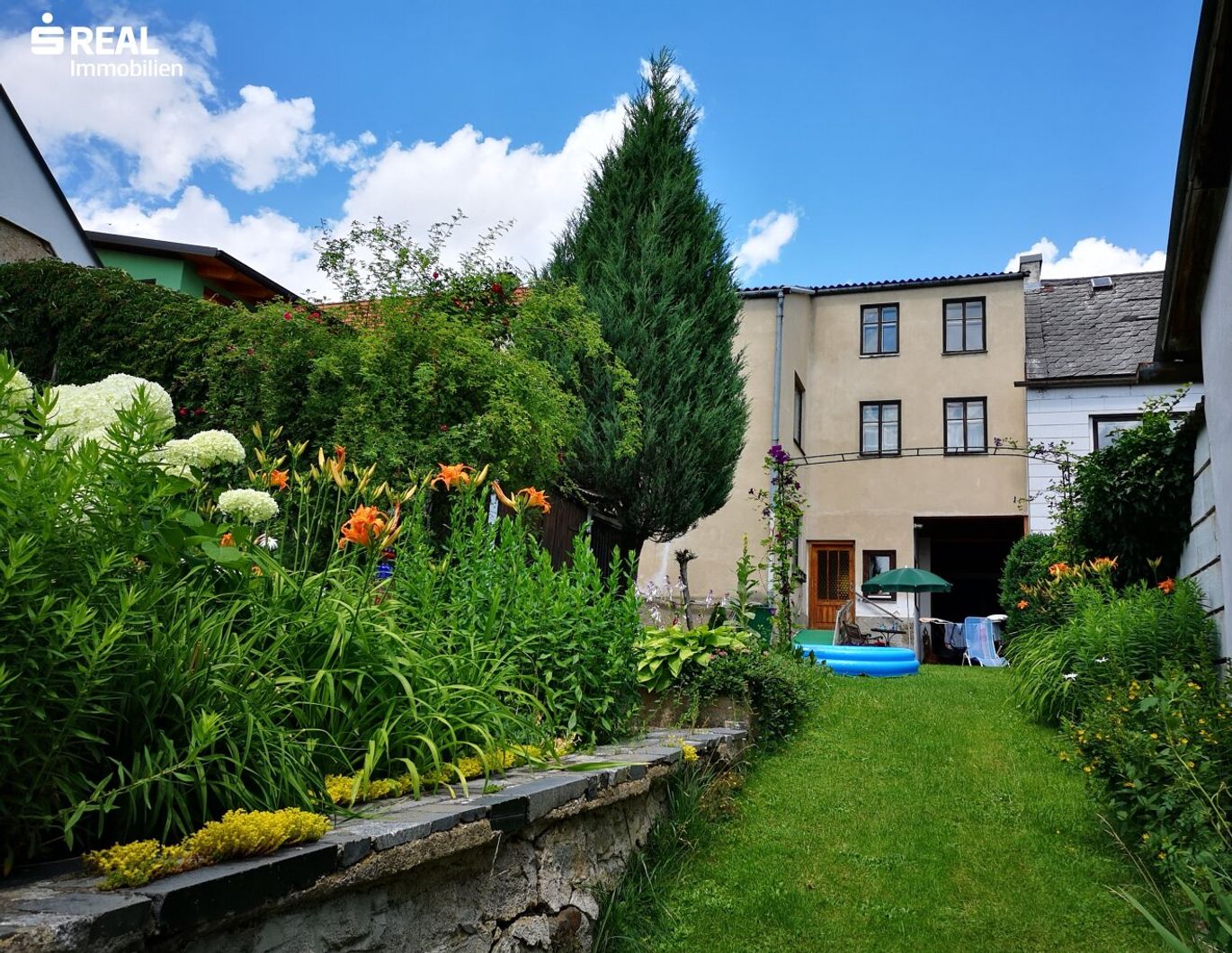 Geräumiges Wohnhaus mit großem Garten und angrenzendem Fischteich