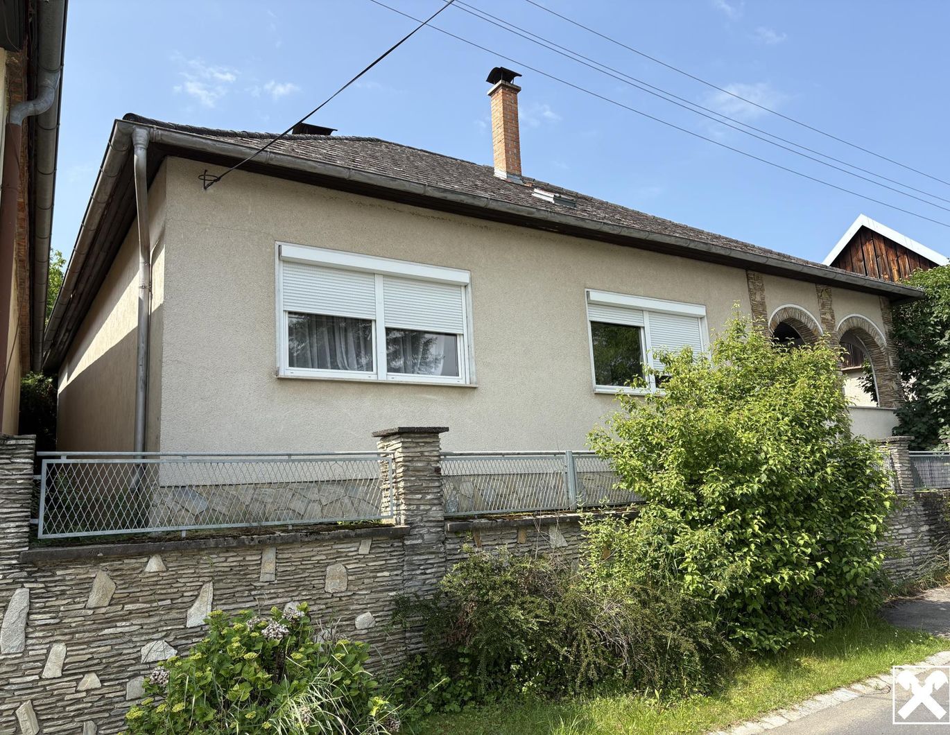 2 Einfamilienhäuser mit Nebengebäuden auf großem Grund!