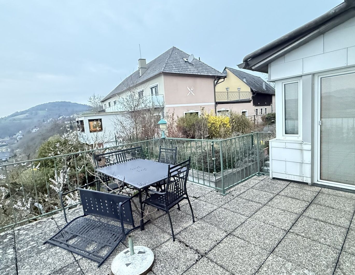 LEHEN-Donaublick bei Stift Melk gegenüber: zwei Häuser in Hanglage mit Weitblick und viel Potential!