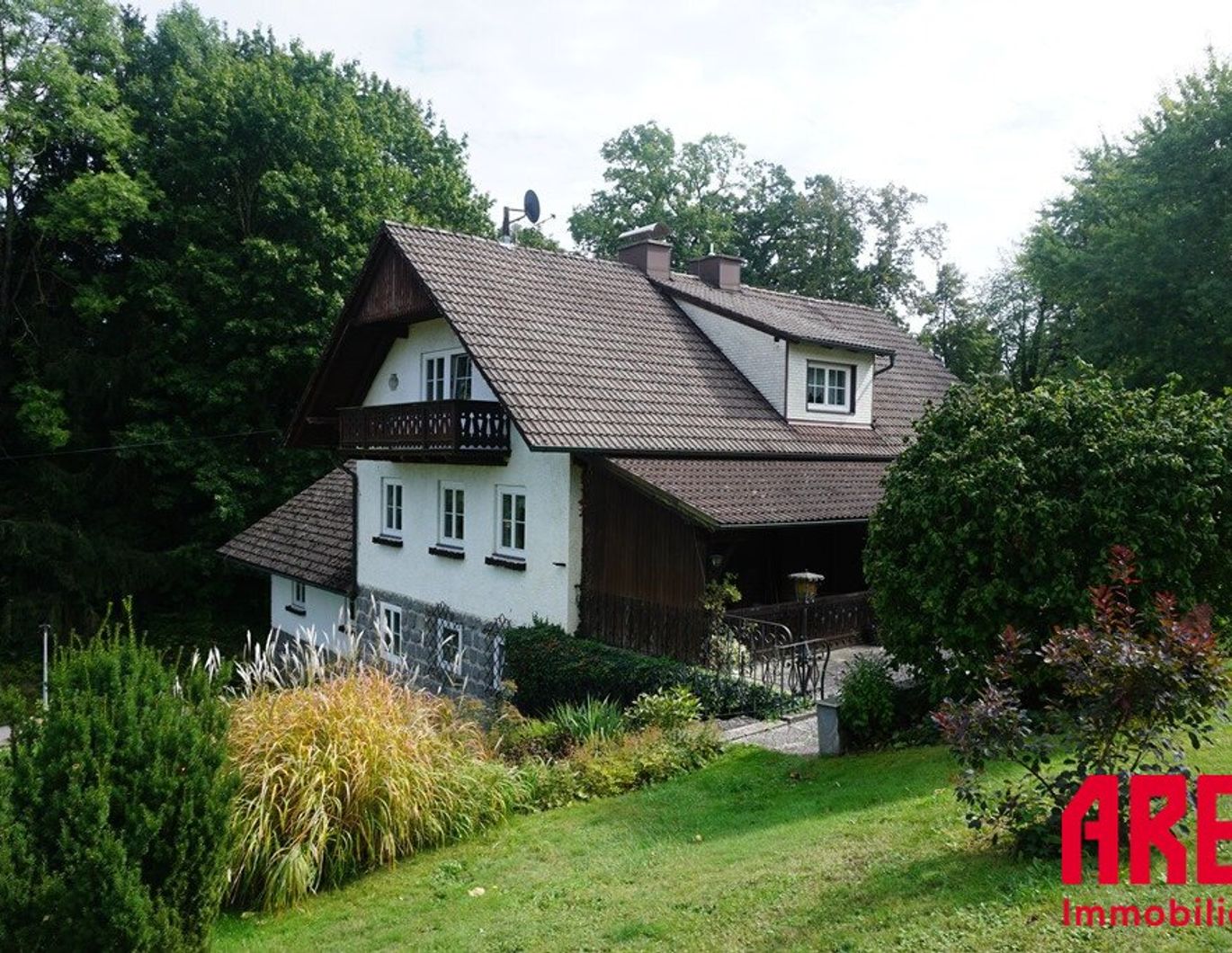 Ein- bzw. Zweifamilienwohnhaus in Aussichtslage mit schönem Garten