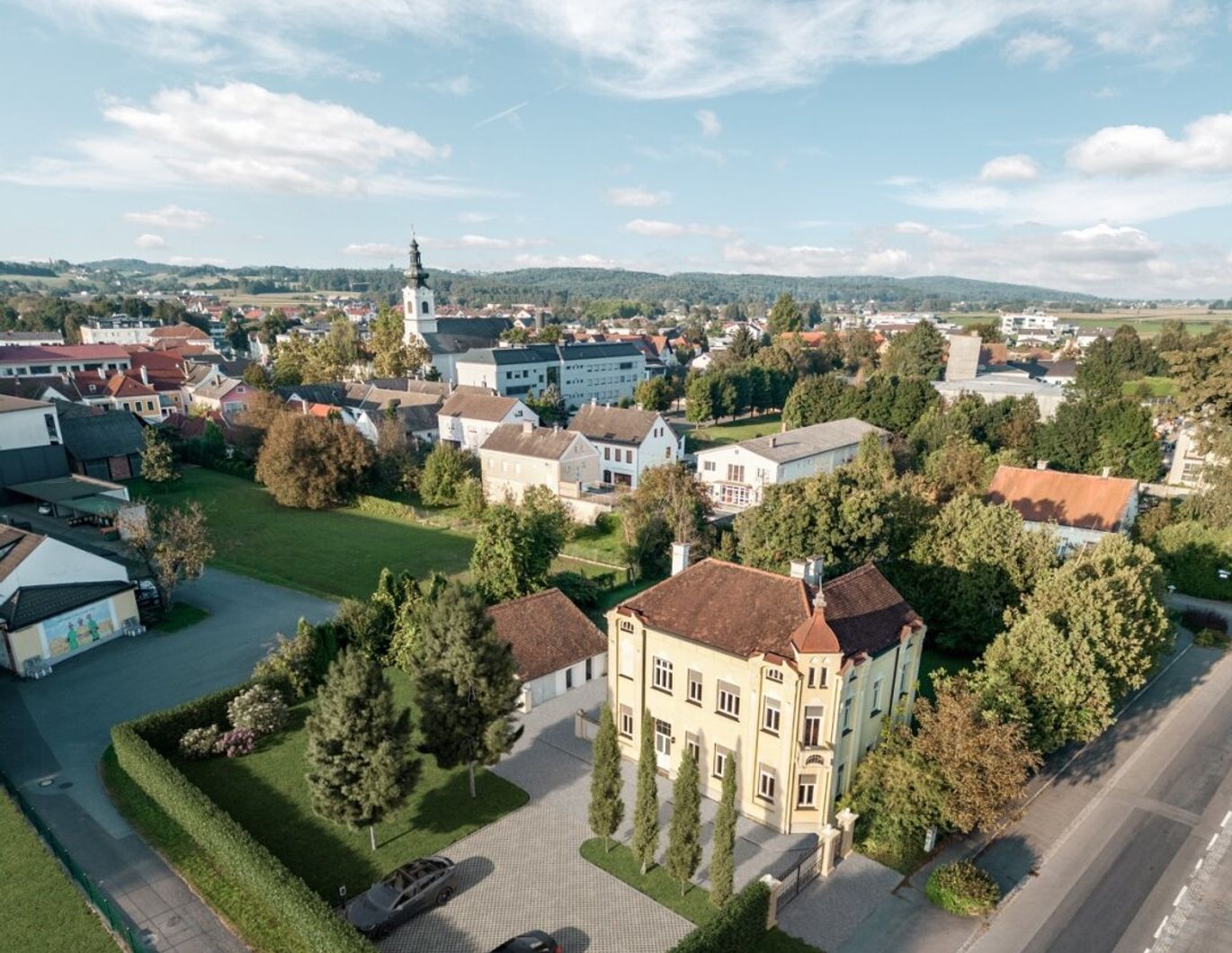 Provisionsfrei - Renoviertes Zweifamilienhaus mit Bauland in Thermenregion Loipersdorf!